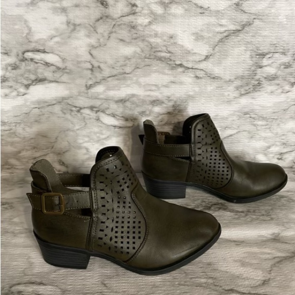 Mark and Maddux booties ,size 6.